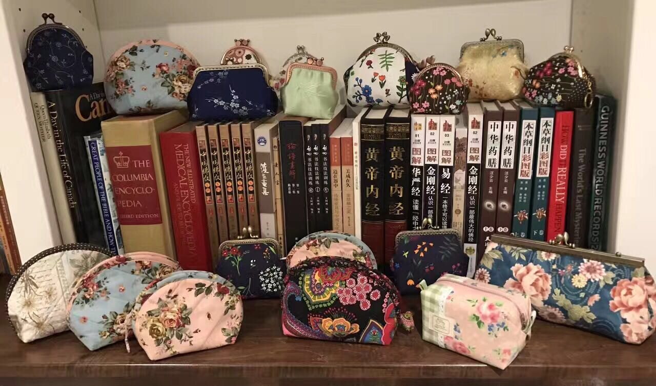一组花布口金包