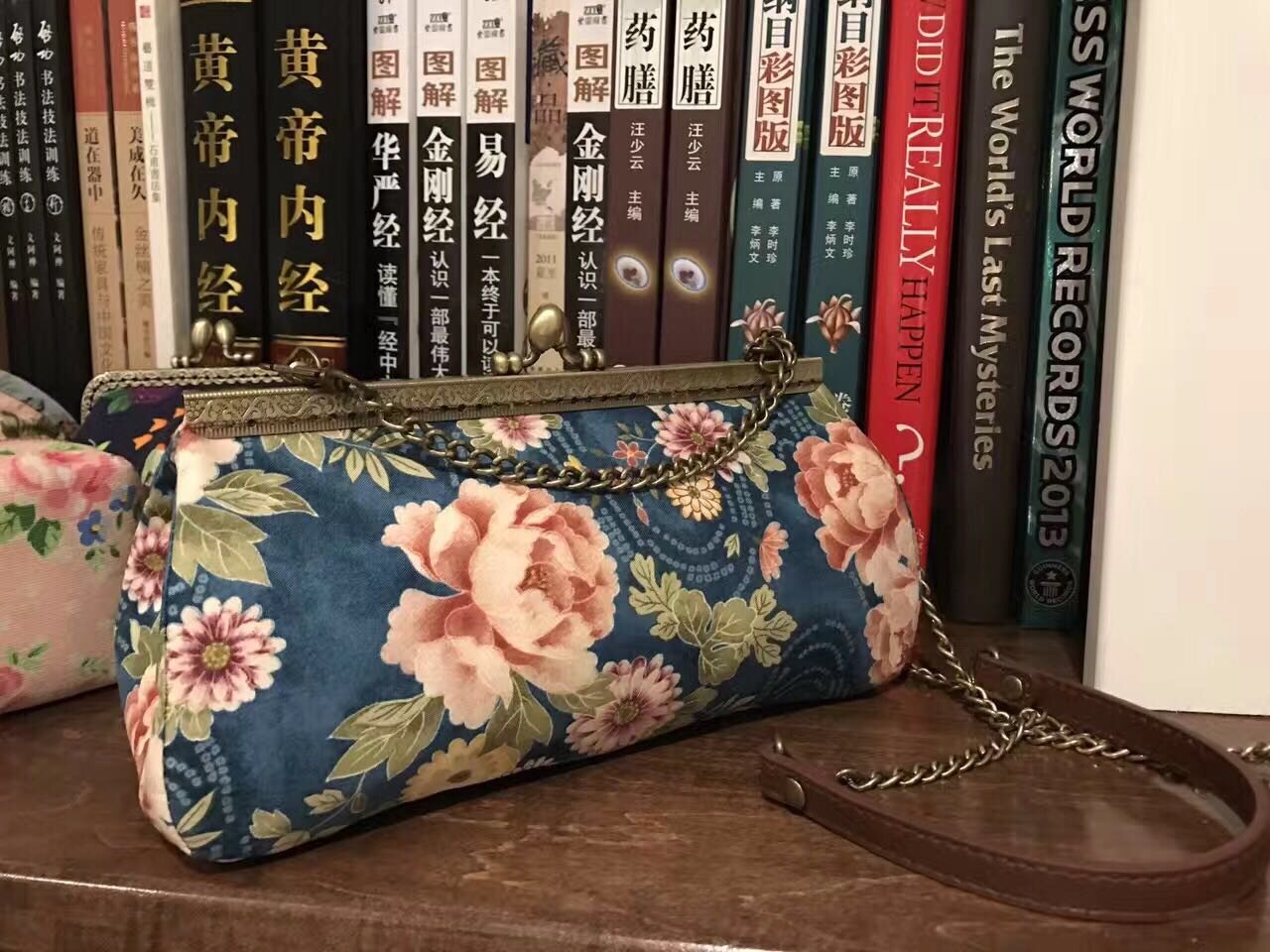 蓝底玫瑰花口金包