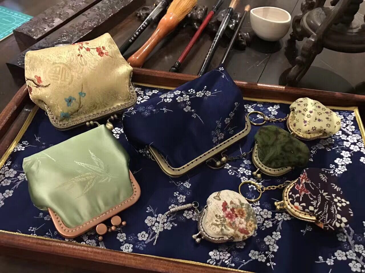 丝绸与印花口金小包